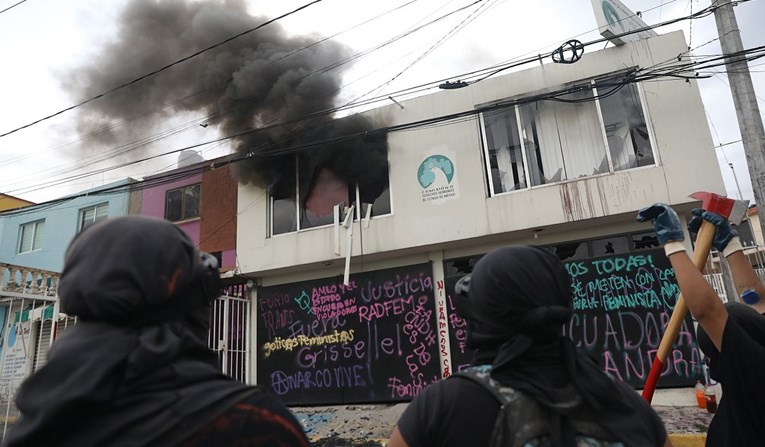 Meksičke aktivistkinje prosvjedovale protiv nasilja, zapalile vladinu zgradu