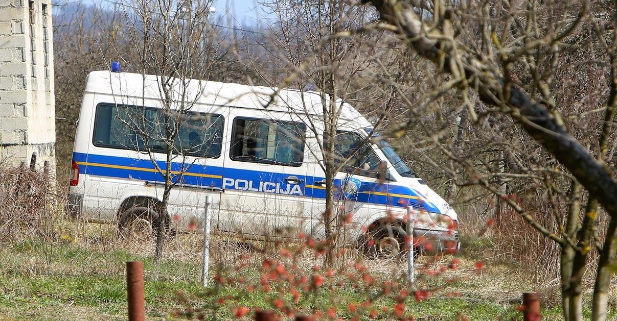 Policija uhitila Hrvata, Litavaca i Slovenku, pokušavali prokrijumčariti 18 migranata