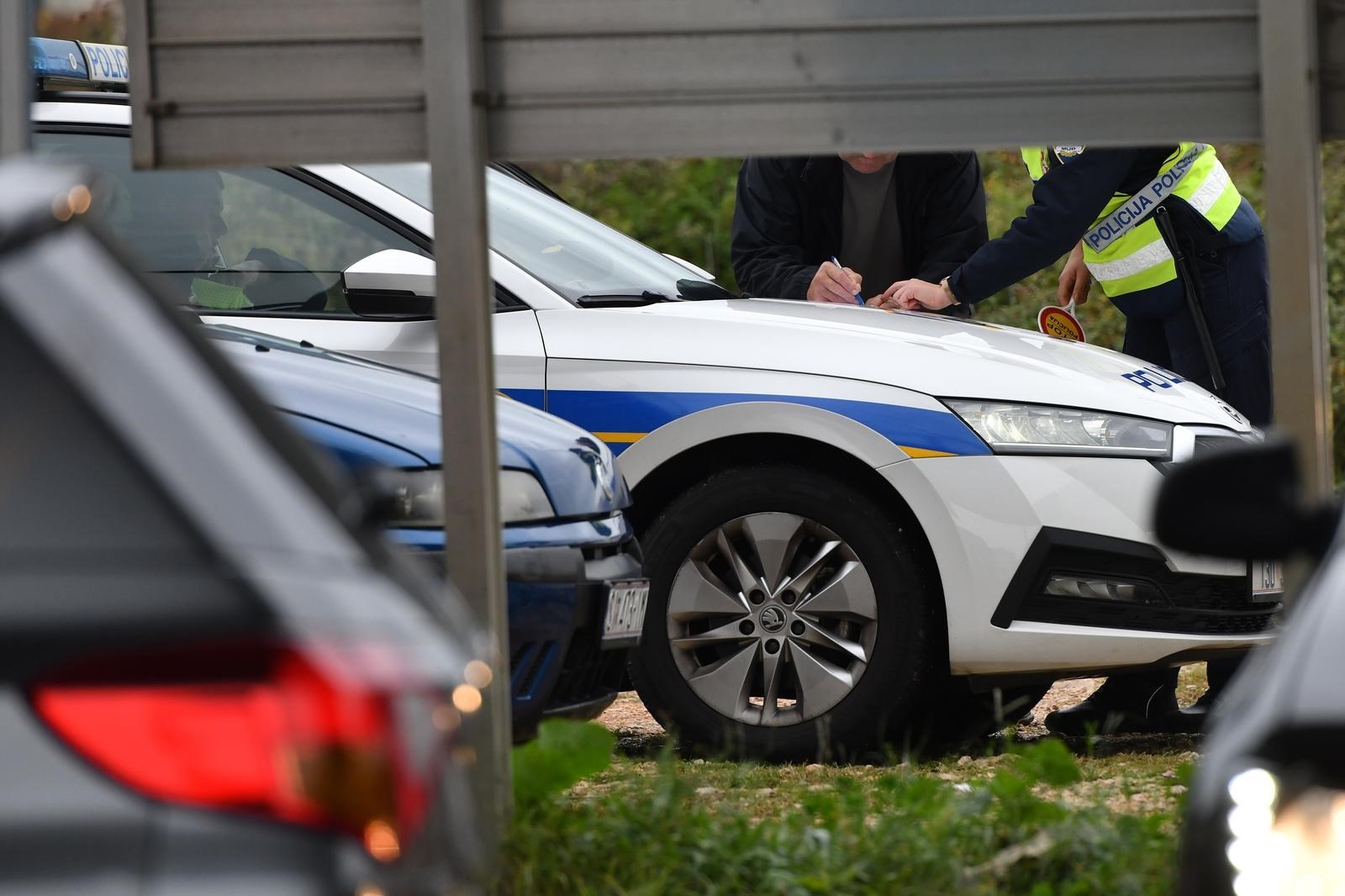 Policajci naplaćivali pola kazne u kešu, pola na POS aparatu. Ovo u kešu uzimali sebi