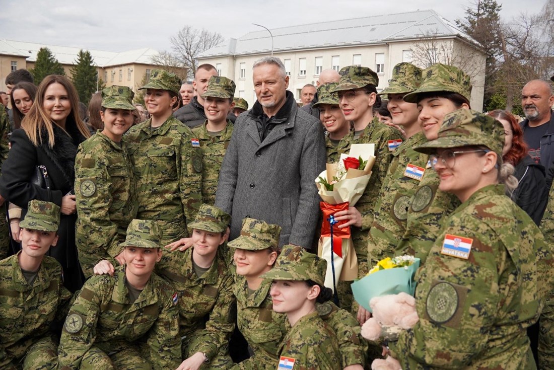 Thompson i supruga pozirali s mladim ročnicama