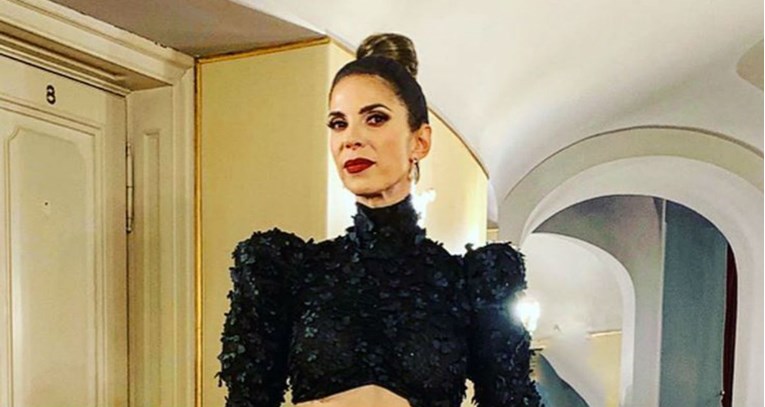 Bojana Gregorić izgleda spektakularno u raskošnoj haljini koja otkriva trbuh