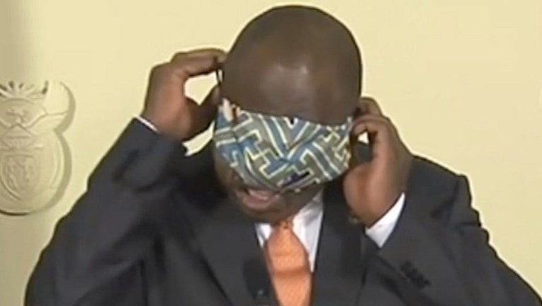 Predsjednik afričke zemlje postao predmet sprdnje zbog muke sa stavljanjem maske