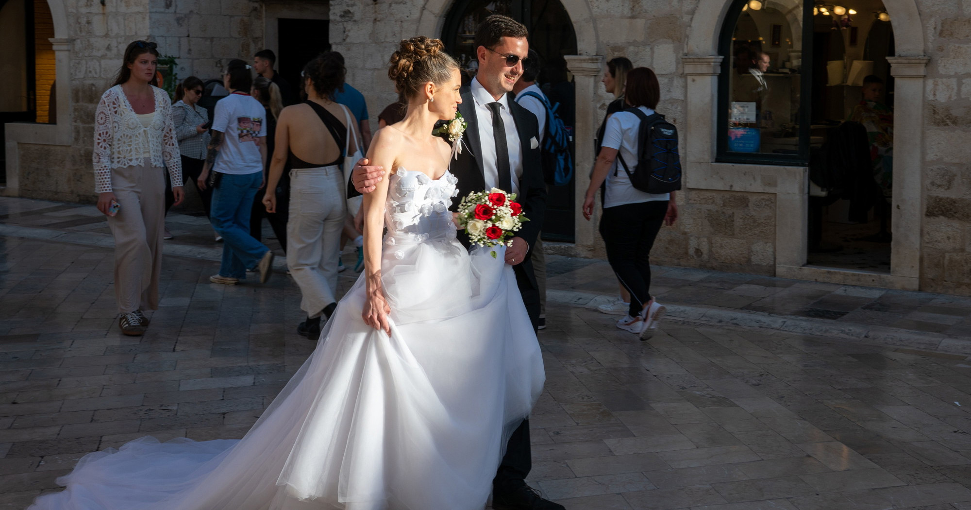 Fotka dana: Mladenci privukli pažnju šetnjom po prepunom Stradunu