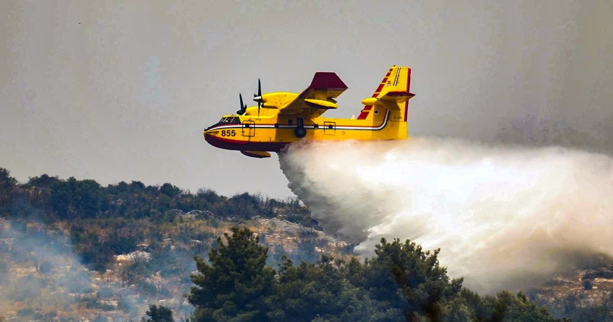 Izbio požar kod Šibenika, gase ga deseci vatrogasaca, dva kanadera i Airtractor