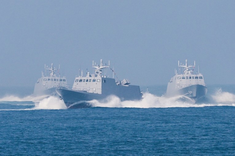 Trump gomila vojsku, prijeti Iranu. Oglasila se Kina