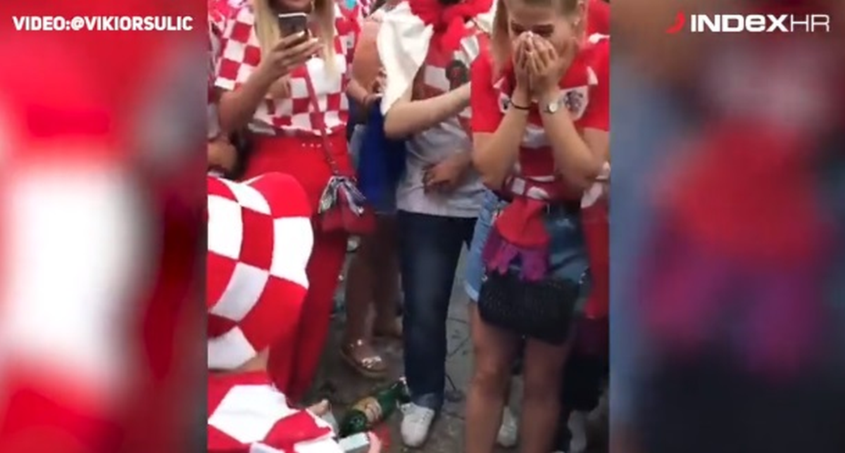 VIDEO Prosidba na dočeku Vatrenih: Srećko zaprosio Ivanu među navijačima