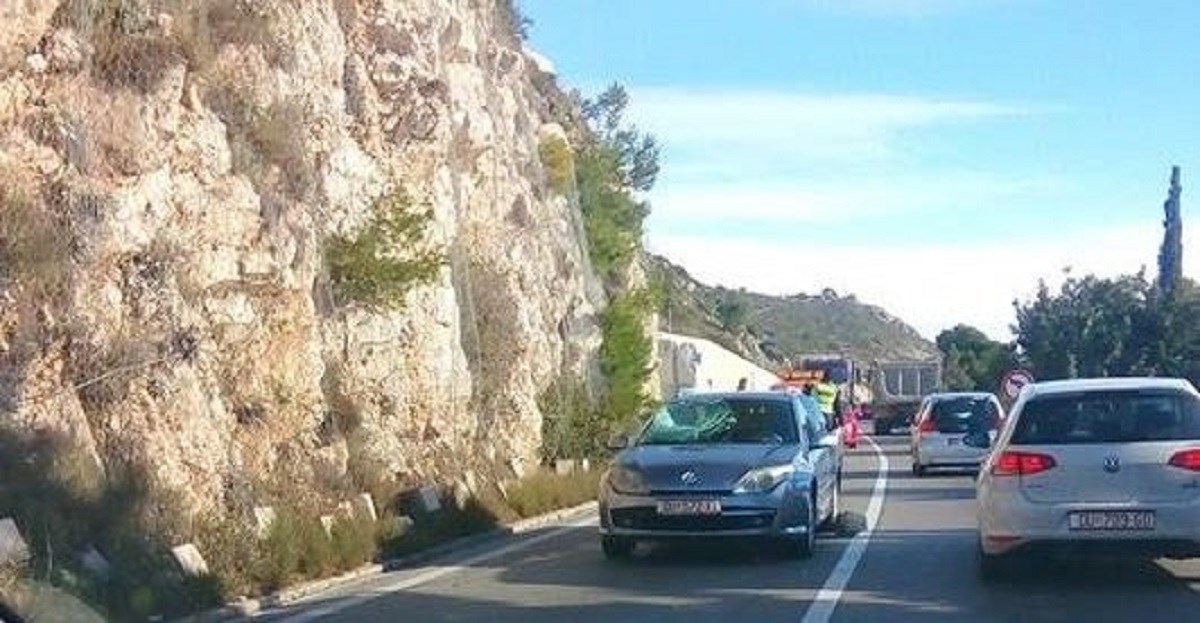 Na magistrali kod Dubrovnika kamen pao na taksi, turist se bori za život