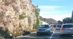Na magistrali kod Dubrovnika kamen pao na taksi, turist se bori za život