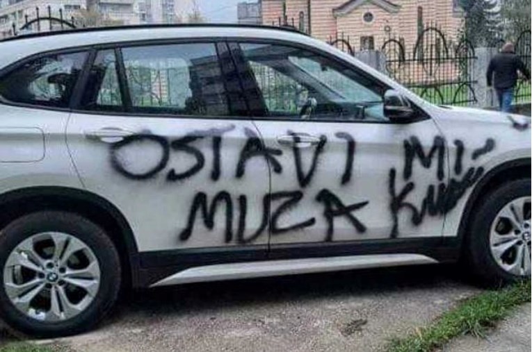 Bijesna žena na automobilu u Priboju napisala: "Ostavi mi muža, ku*vo"