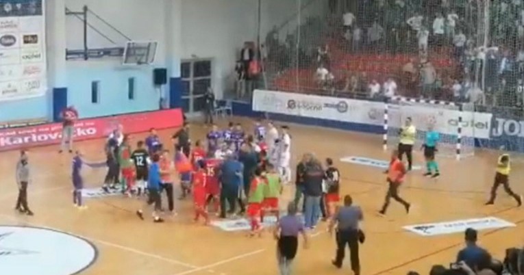 Makljaža u Makarskoj na futsal utakmici LP-a. Navijači i policija upali u teren
