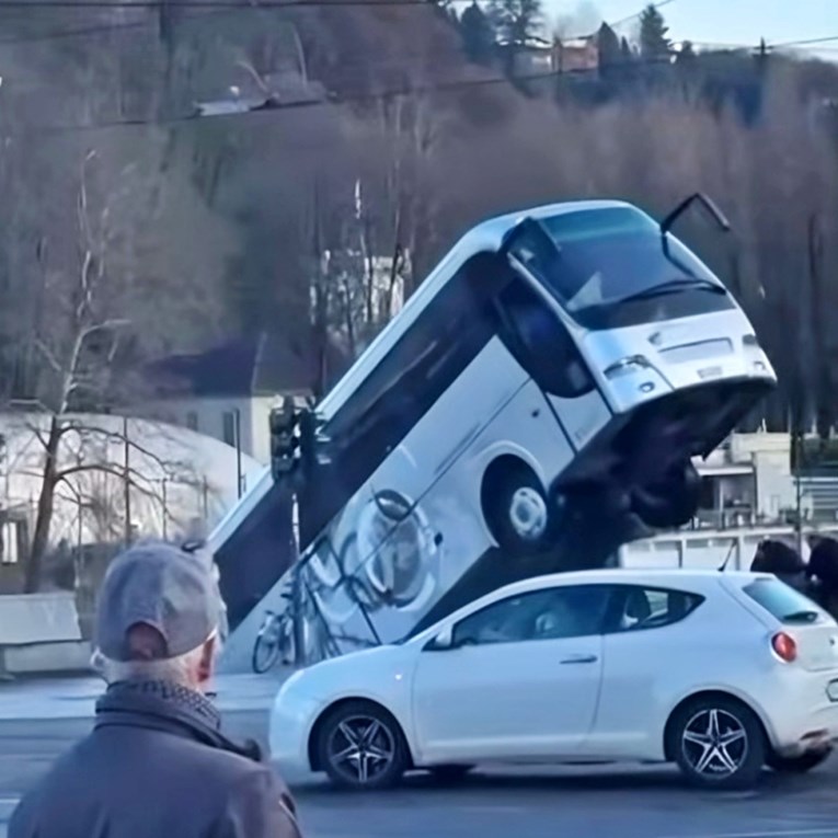 VIDEO Tragedija u Italiji: Bus krenuo unazad, s mosta pao u rijeku. Vozač poginuo