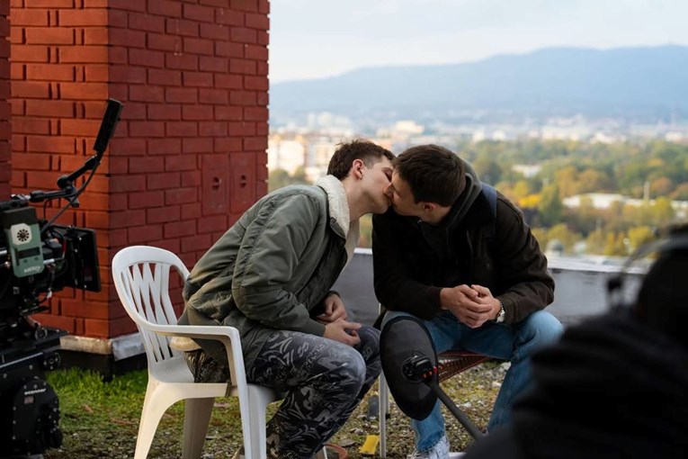 HRT je u udarnom terminu prikazao gej poljubac. Generacija Z je oduševljena