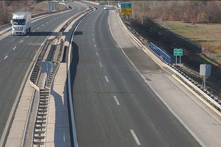 Bura radi probleme u prometu podno Velebita