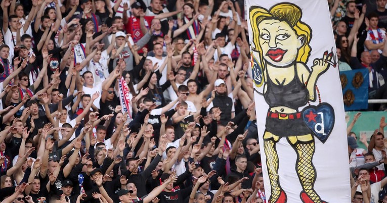 Torcida na derbiju podigla transparent dinamovke prostitutke