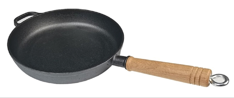 S polica se povlači tava od lijevanog željeza