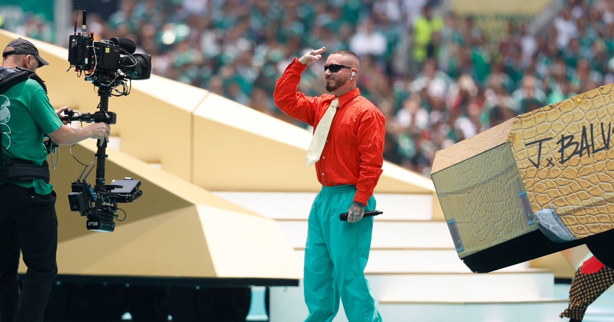 J Balvin nastupio na otvorenju SP-a, mnogi komentiraju njegov outfit
