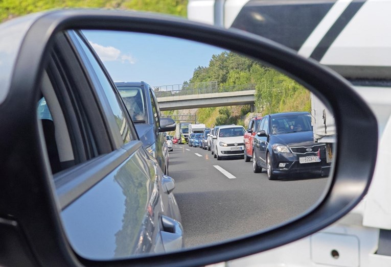 Pretjecao kolonu kod Dubrovnika. Našli mu travu, nije htio platiti kaznu