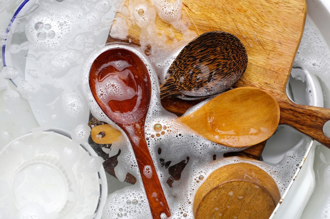 Svi na TikToku to rade, ali ovako nikada ne biste trebali čistiti drvene kuhače