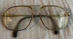 Ove stare naočale prodaju se za 150 tisuća dolara - zbog svog jezivog vlasnika