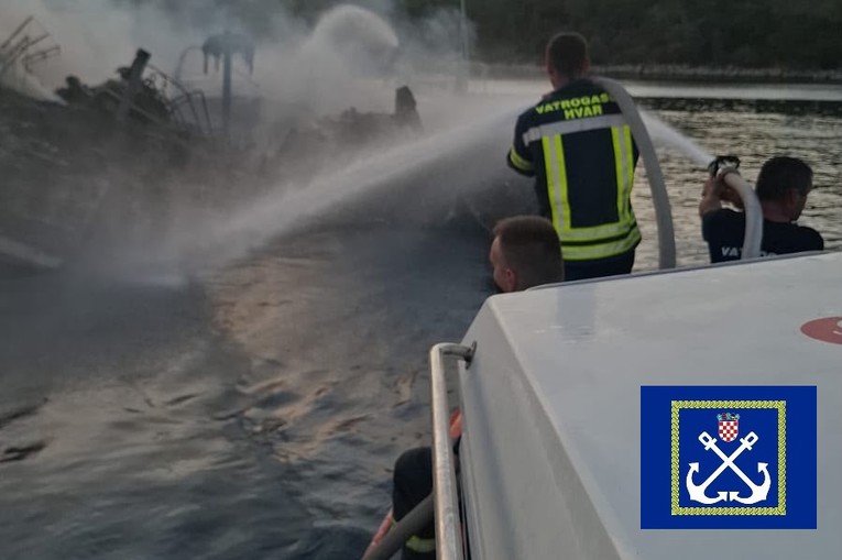 VIDEO Na Hvaru izgorio katamaran i potonuo na morsko dno