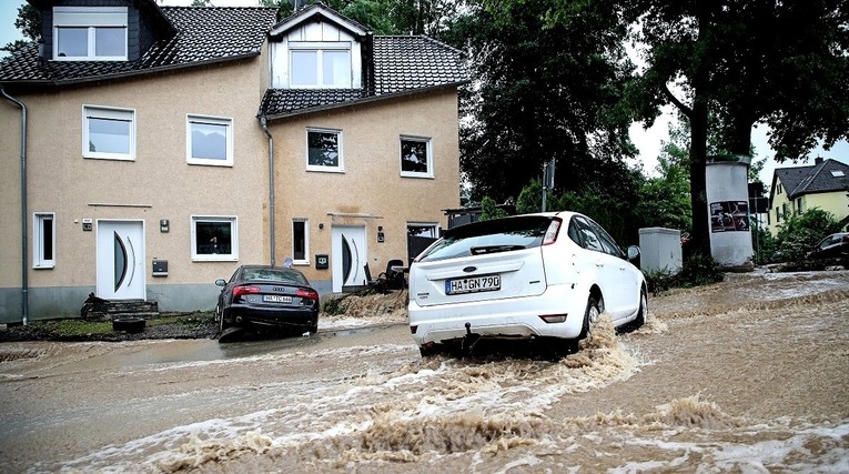 Ogromne poplave u Njemačkoj, poginulo šest ljudi. Traga se za 30 osoba