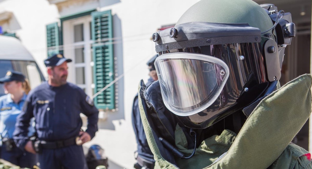 U Poreču ispred obiteljske kuće ostavljena bomba, policija ju je deaktivirala