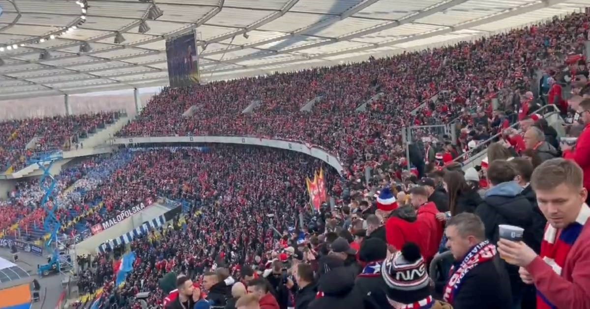 Ovako je izgledala utakmica u drugoj poljskoj ligi. Na tribinama 53.293 navijača