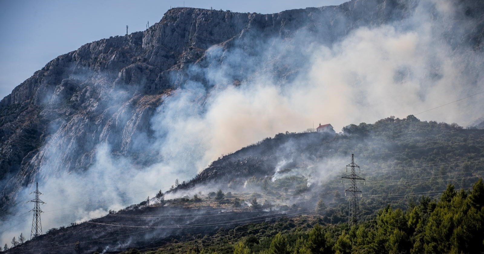 Požar u Kaštel Sućurcu lokaliziran ali nije ugašen, vatrogasci dežuraju drugu noć