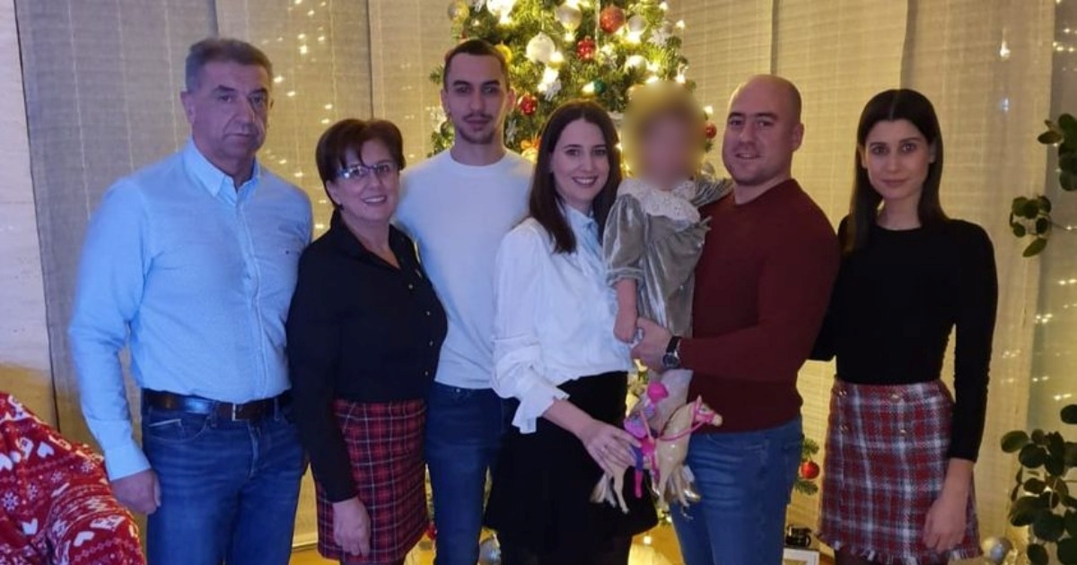 Darko Milinović čestitao Uskrs, objavio obiteljsku fotku u čijoj je pozadini bor
