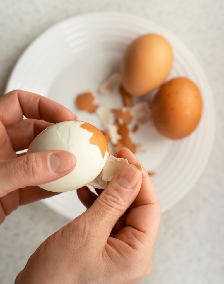 Ljuska se lijepi za jaje? Isprobajte ovaj genijalan trik za guljenje jaja