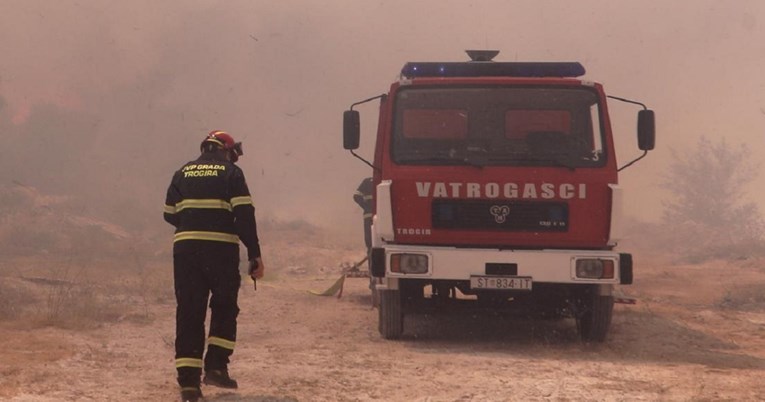Lokaliziran požar blizu Rogoznice, vatra zahvatila i maslinike