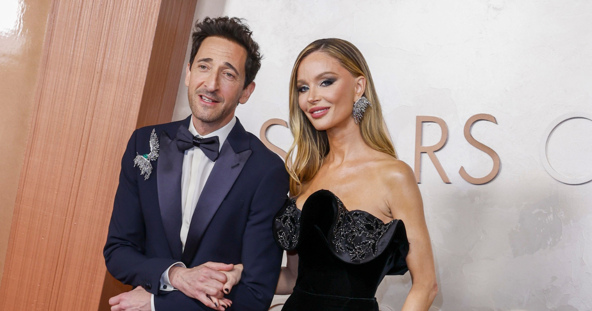 VIDEO Adrien Brody ispljunuo žvakaću pred svima na Oscarima i bacio je svojoj curi