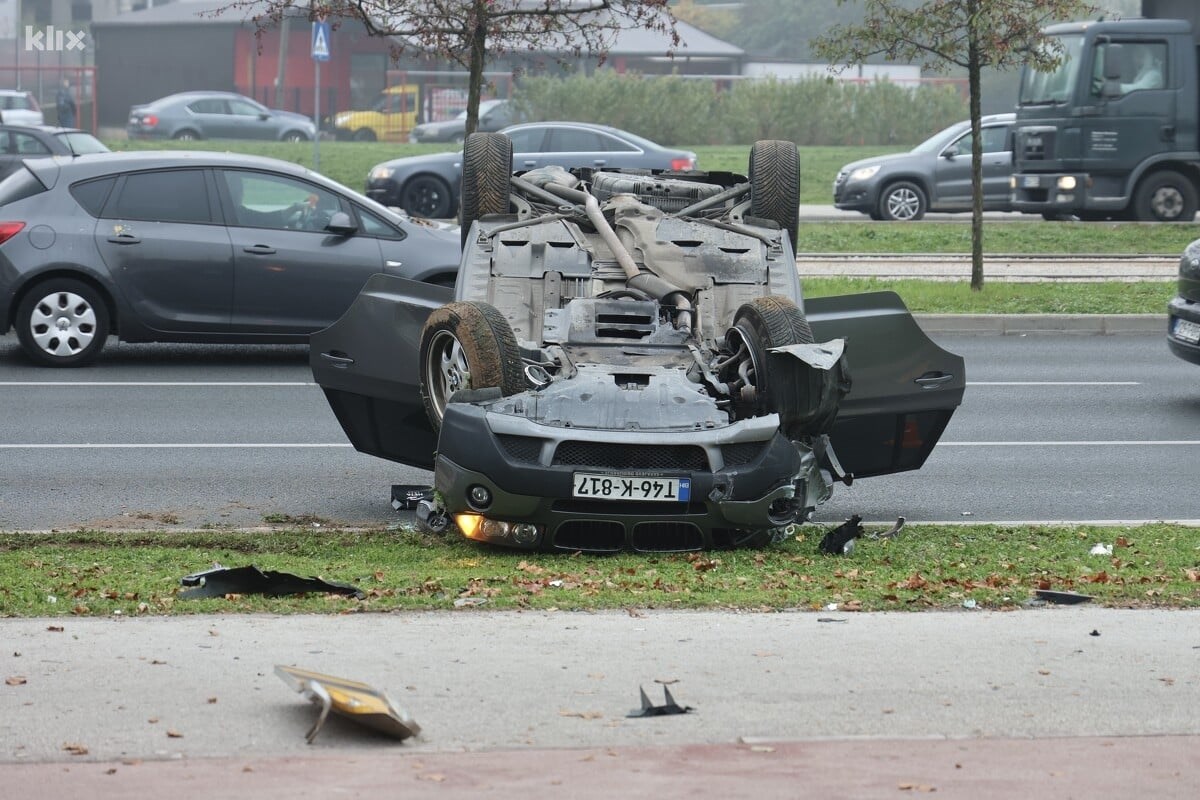 FOTO Auto u Sarajevu završio na krovu