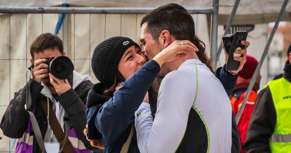 Emotivan trenutak na Splitskom maratonu: Mladić kleknuo pred svoju curu i zaprosio je