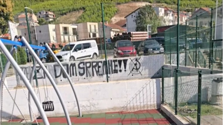 HDZ-ovac se pohvalio novim dječjim igralištem. U pozadini se vidi veliki natpis ZDS