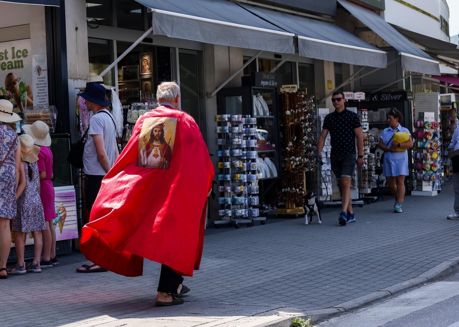 Svjetleći kipovi, eko-katolički set... Nema čega nema u suvenirnicama u Međugorju