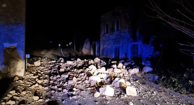 Udari bure srušili napuštenu kuću kod Bribira, kamenje zatrpalo cestu