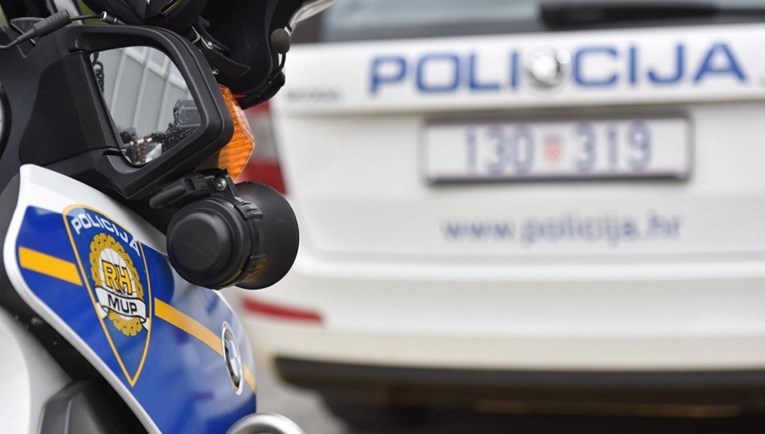 Na motoru s maloljetnikom bježao policiji, prolazio kroz crveno, oduzimao prednost...