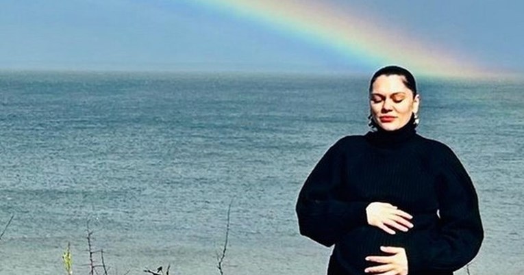 Godinu dana nakon što je izgubila bebu, omiljena pjevačica objavila da je rodila