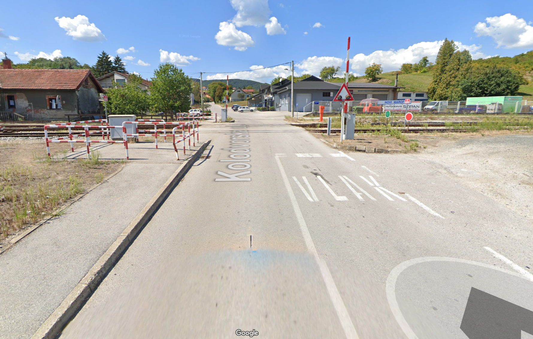 Biciklist iz Austrije pao na željezničkoj pruzi u Novom Marofu, završio u bolnici