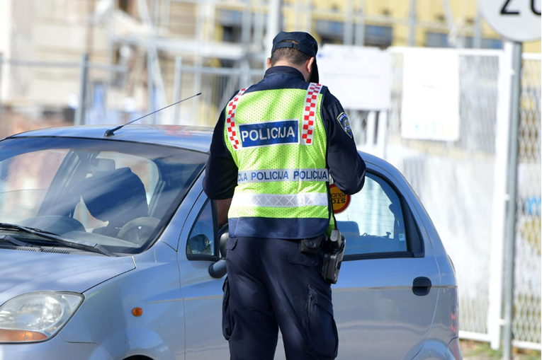 Pijan pretjecao kolonu preko pune crte kod Novog Vinodolskog pa dobio paprenu kaznu