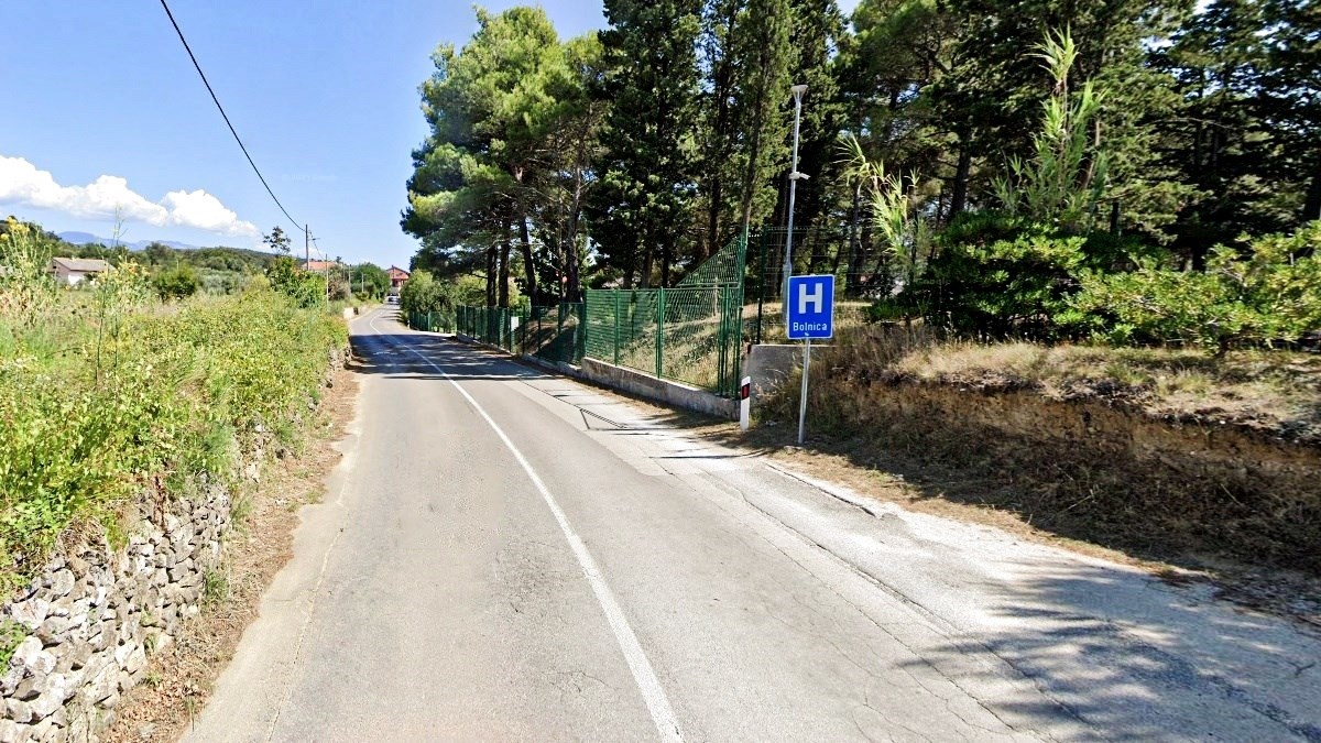 Žena (54) bez kacige pala s električnog bicikla na Rabu. Poginula je
