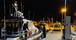 Pomorska policija spasila Nijemce kod Oliba, prevrnuo im se katamaran
