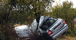 Muškarac poginuo u slijetanju s ceste kod Skradina, auto je prepolovljen