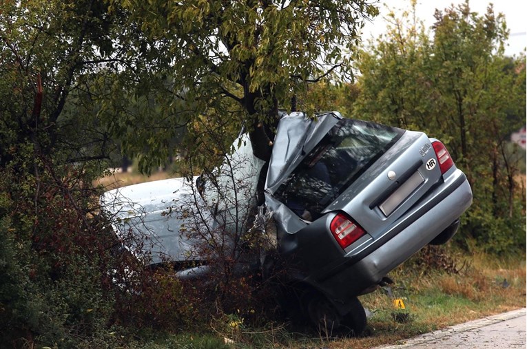 Muškarac poginuo u slijetanju s ceste kod Skradina, auto je prepolovljen