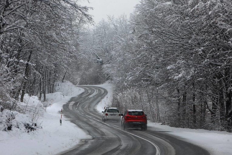 HAK upozorava na zimske uvjete u zemlji: Poledica, zabrane i prekidi trajektnih linija