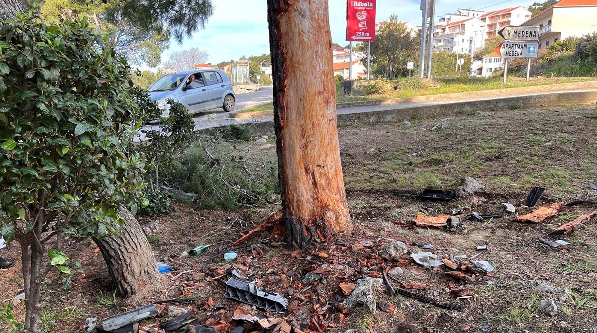 Poginula dva mladića u Segetu Donjem, autom udarili u stablo pred hotelom