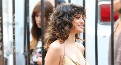 Voluminozne kovrče i zlatna haljinica: Selena Gomez vraća disko look u modu