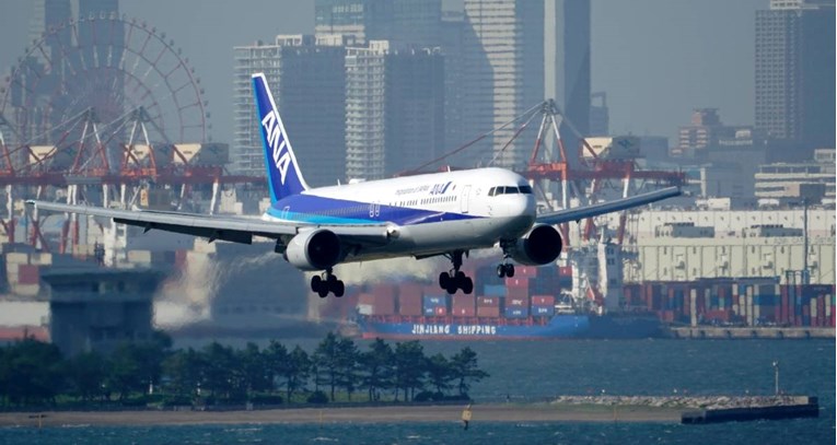Putnik iz Amerike tijekom leta ugrizao stjuardesu, avion se morao vratiti u Tokio  