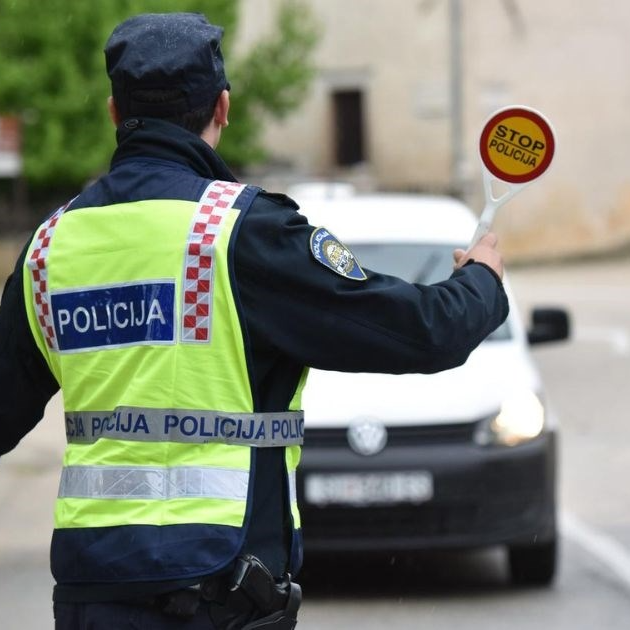 Kod Imotskog bez vozačke vozio neregistrirani auto, nije mu prvi put. U zatvoru je
